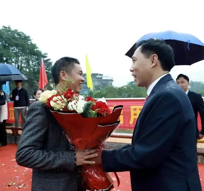 Hoanh Mo–Dongzhong border gate pair opens for tourists, border residents Hoanh Mo–Dongzhong border gate pair opens for tourists, border residents
