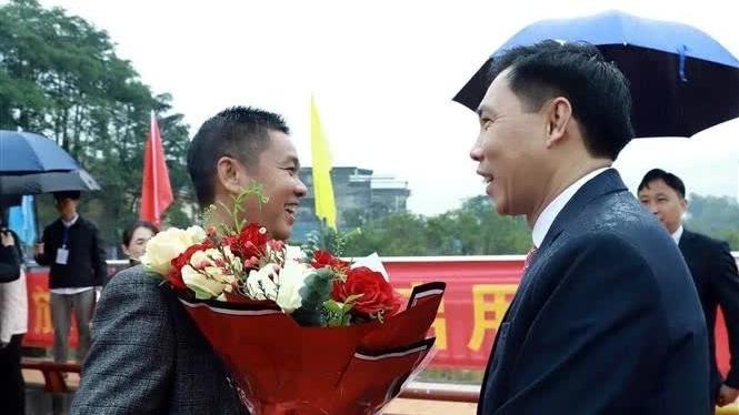 Hoanh Mo–Dongzhong border gate pair opens for tourists, border residents