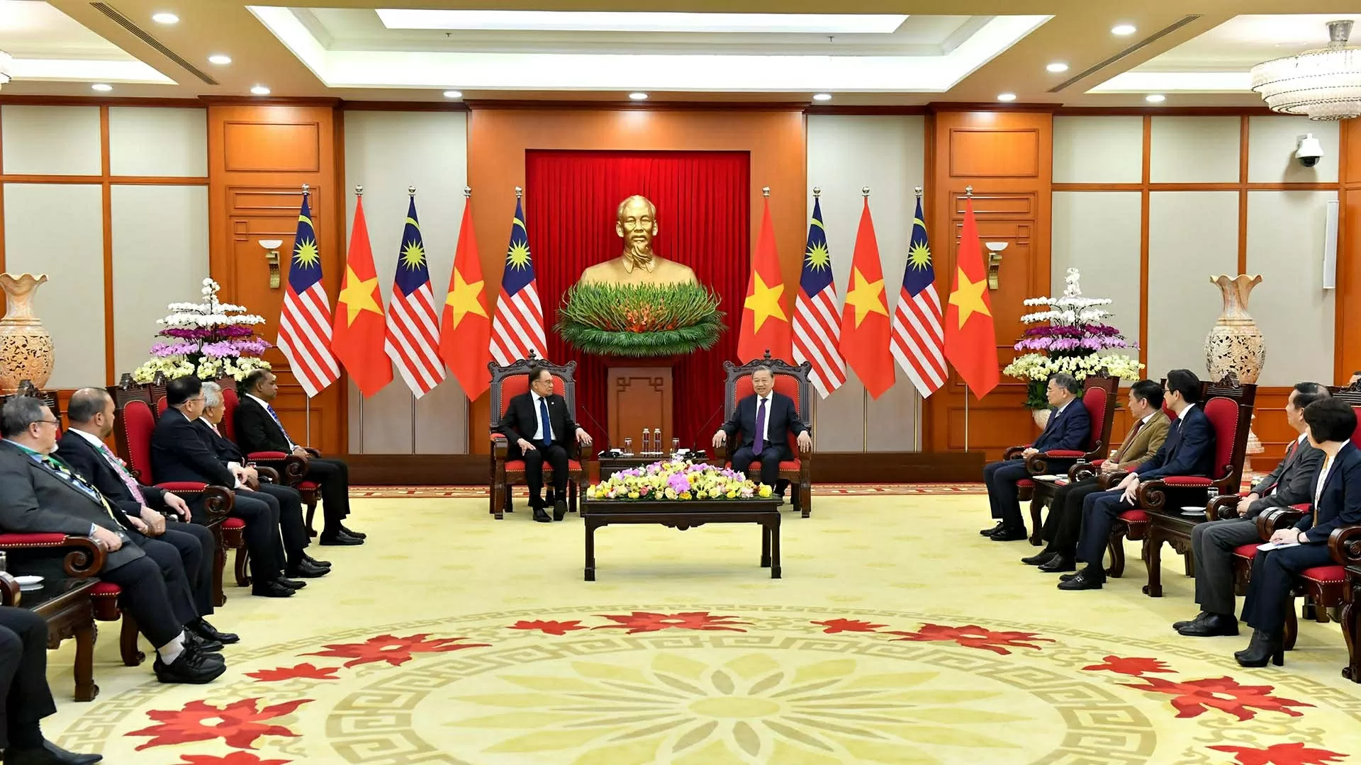 Party General Secretary To Lam welcomes Malaysian Prime Minister Anwar Ibrahim Party General Secretary To Lam welcomes Malaysian Prime Minister Anwar Ibrahim