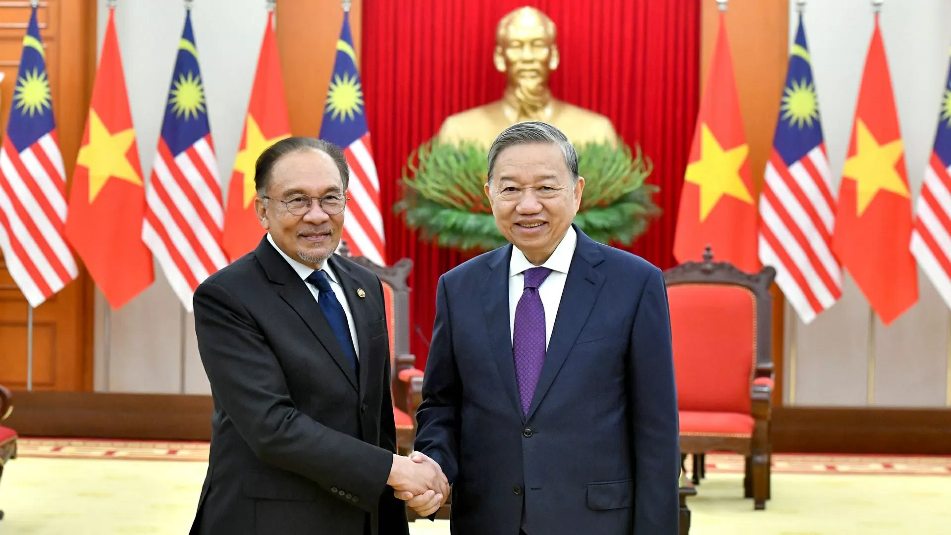 Party General Secretary To Lam welcomes Malaysian Prime Minister Anwar Ibrahim