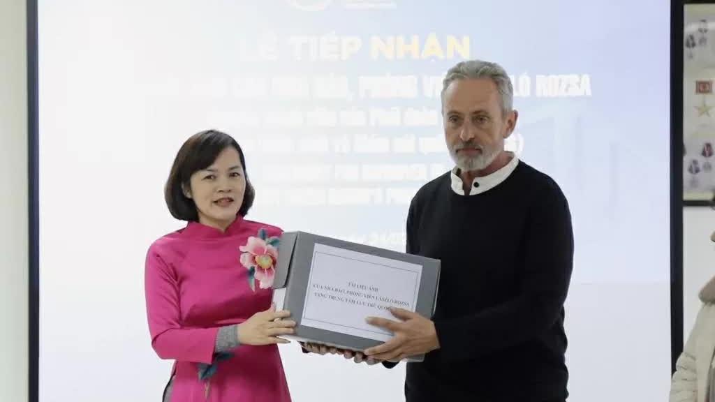 Hungarian journalist's family donates historic photos of Vietnam