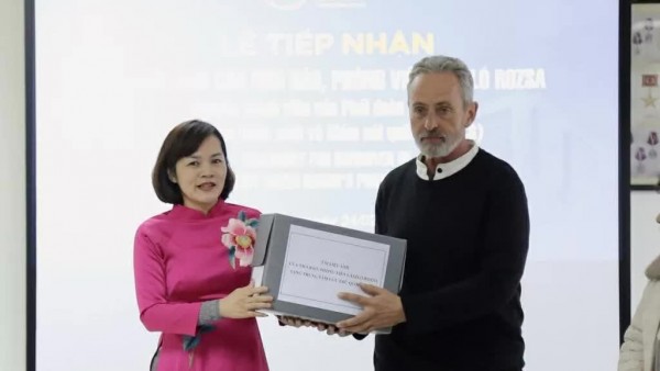 Hungarian journalist's family donates historic photos of Vietnam