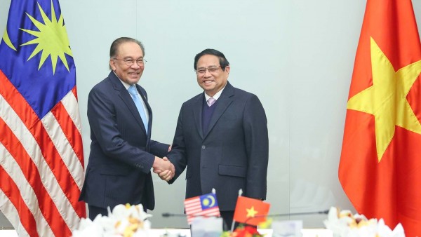 Vietnam, Malaysia Prime Ministers have working breakfast in Hanoi