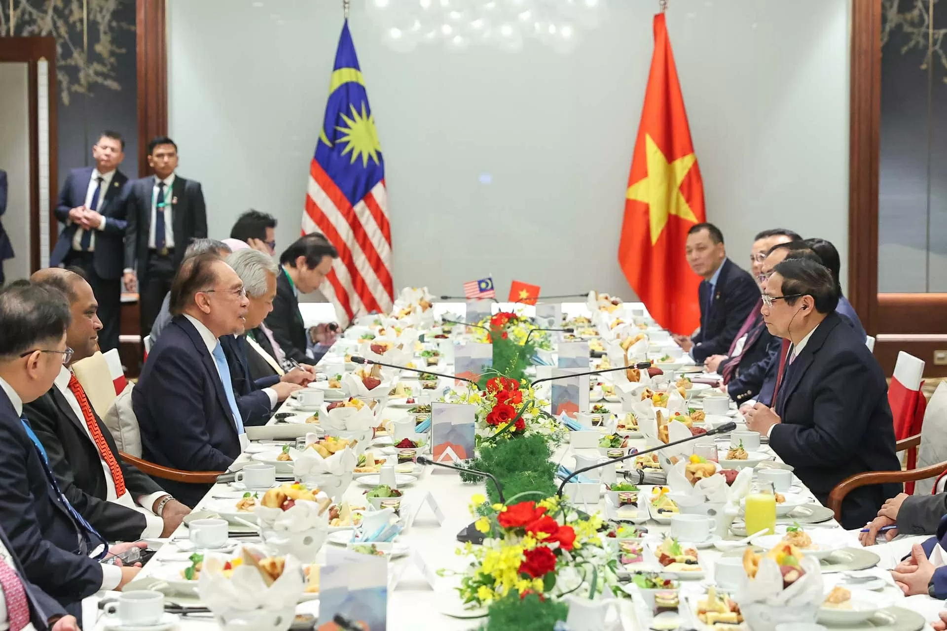 Vietnam, Malaysia Prime Ministers have working breakfast in Hanoi