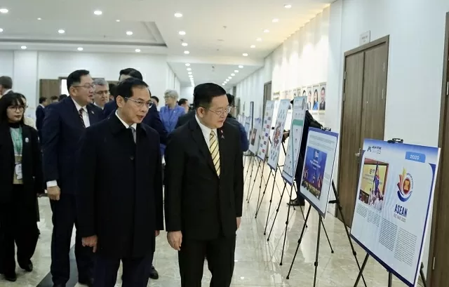 Photo exhibition chronicles Vietnam’s 30-year ASEAN journey opened in Hanoi Photo exhibition chronicles Vietnam’s 30-year ASEAN journey opened in Hanoi