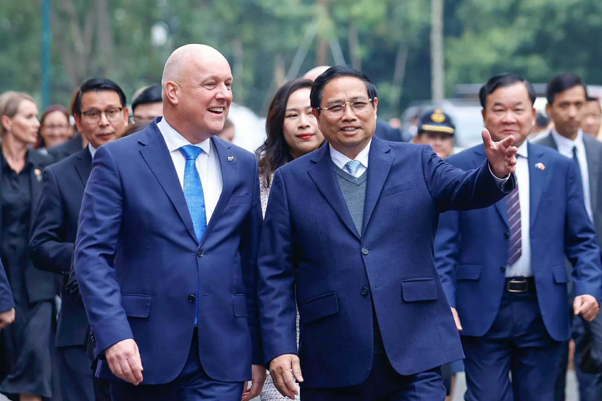 Sau Lễ đón, hai Thủ tướng di chuyển tới trụ sở Chính phủ để tiến hành hội đàm. (Nguồn: VGP) Sau Lễ đón, hai Thủ tướng di chuyển tới trụ sở Chính phủ để tiến hành hội đàm. (Nguồn: VGP)