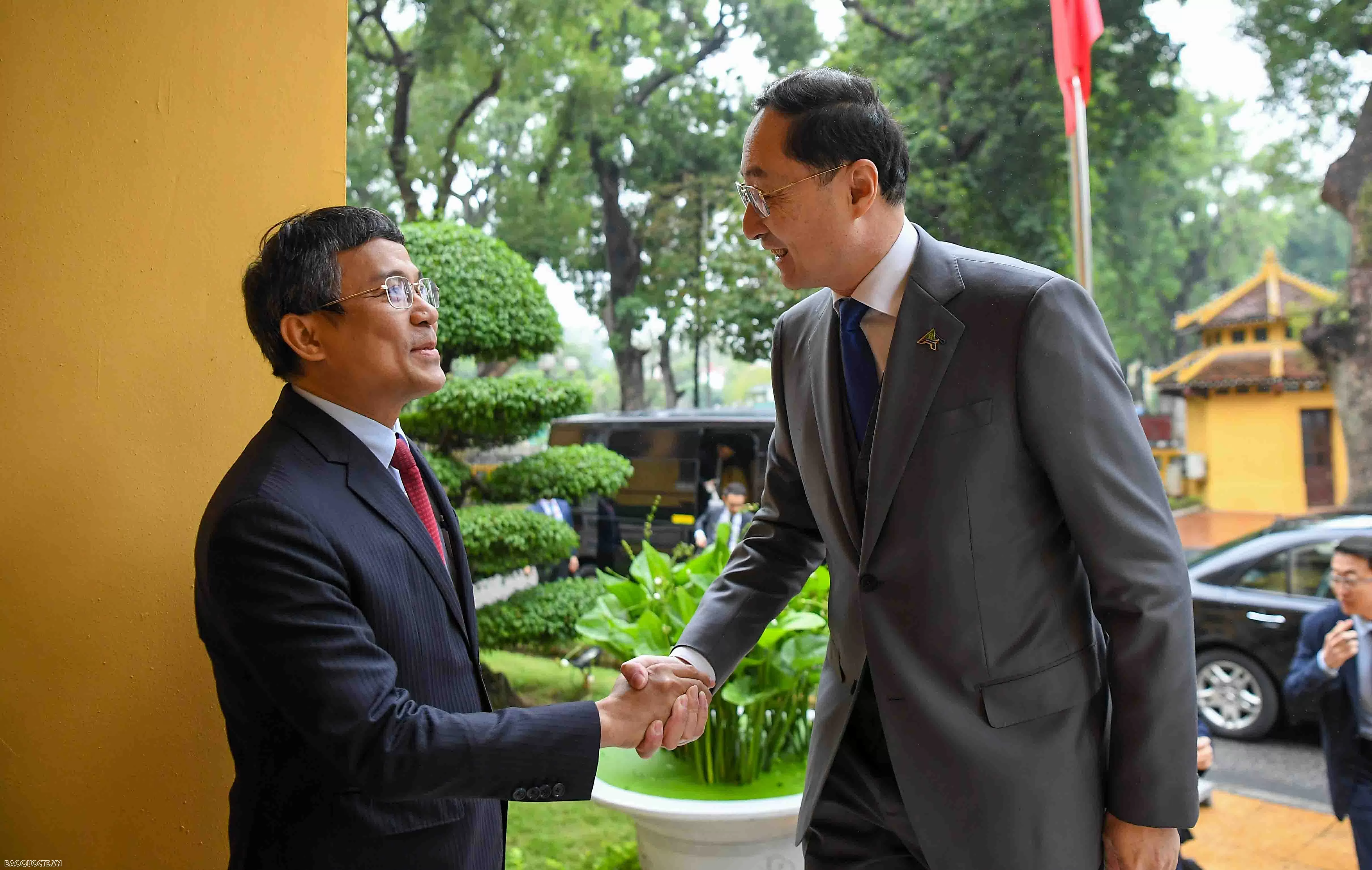 Vietnam, China officials hold talks, highlighting need to ake railway cooperation new symbol of bilateral ties Vietnam, China officials hold talks, highlighting need to ake railway cooperation new symbol of bilateral ties