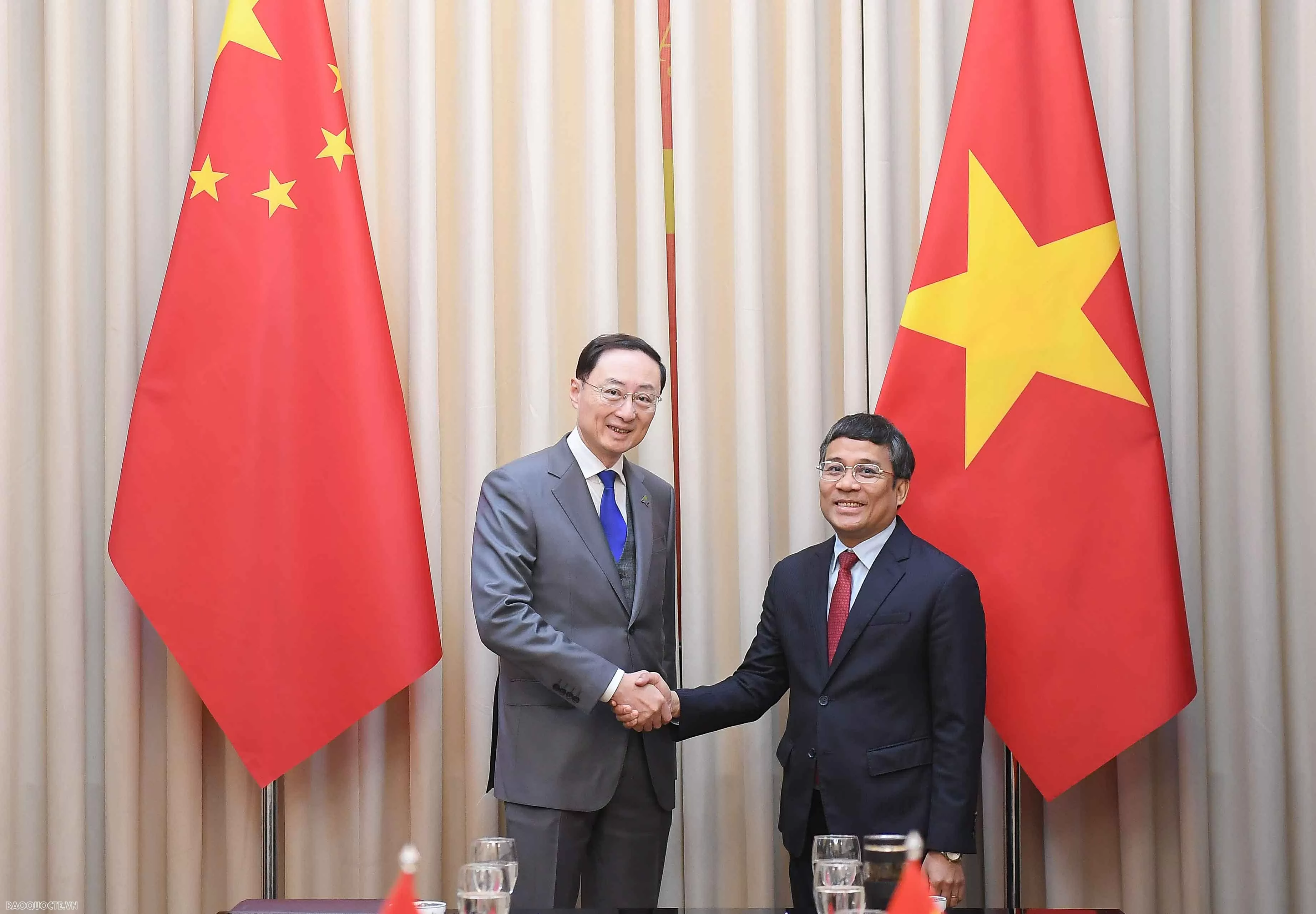 Vietnam, China officials hold talks, highlighting need to make railway cooperation a new symbol of bilateral ties Vietnam, China officials hold talks, highlighting need to make railway cooperation a new symbol of bilateral ties