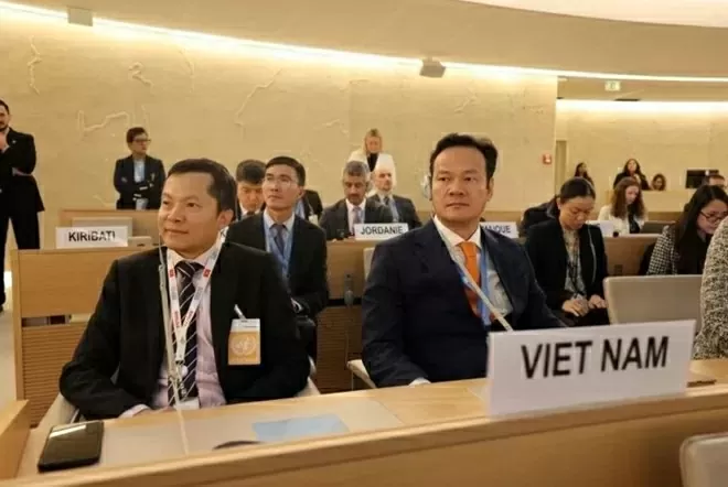 Ambassador Mai Phan Dung (right), Head of the Vietnamese Delegation in Geneva, attended the opening session of the 58th United Nations Human Rights Council. (Source: VNA)