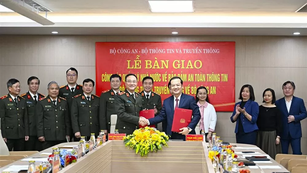 Thứ trưởng Bộ Công an Phạm Thế Tùng và Thứ trưởng Bộ TT&TT Phạm Đức Long ký kết biên bản bàn giao chức năng an toàn thông tin giữa Bộ Công an và Bộ TT&TT. (Nguồn: bocongan.gov.vn) Thứ trưởng Bộ Công an Phạm Thế Tùng và Thứ trưởng Bộ TT&TT Phạm Đức Long ký kết biên bản bàn giao chức năng an toàn thông tin giữa Bộ Công an và Bộ TT&TT. (Nguồn: bocongan.gov.vn)