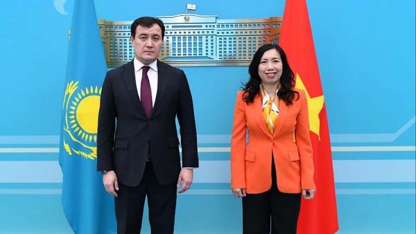 Vietnam, Kazakhstan officials hold political consultation