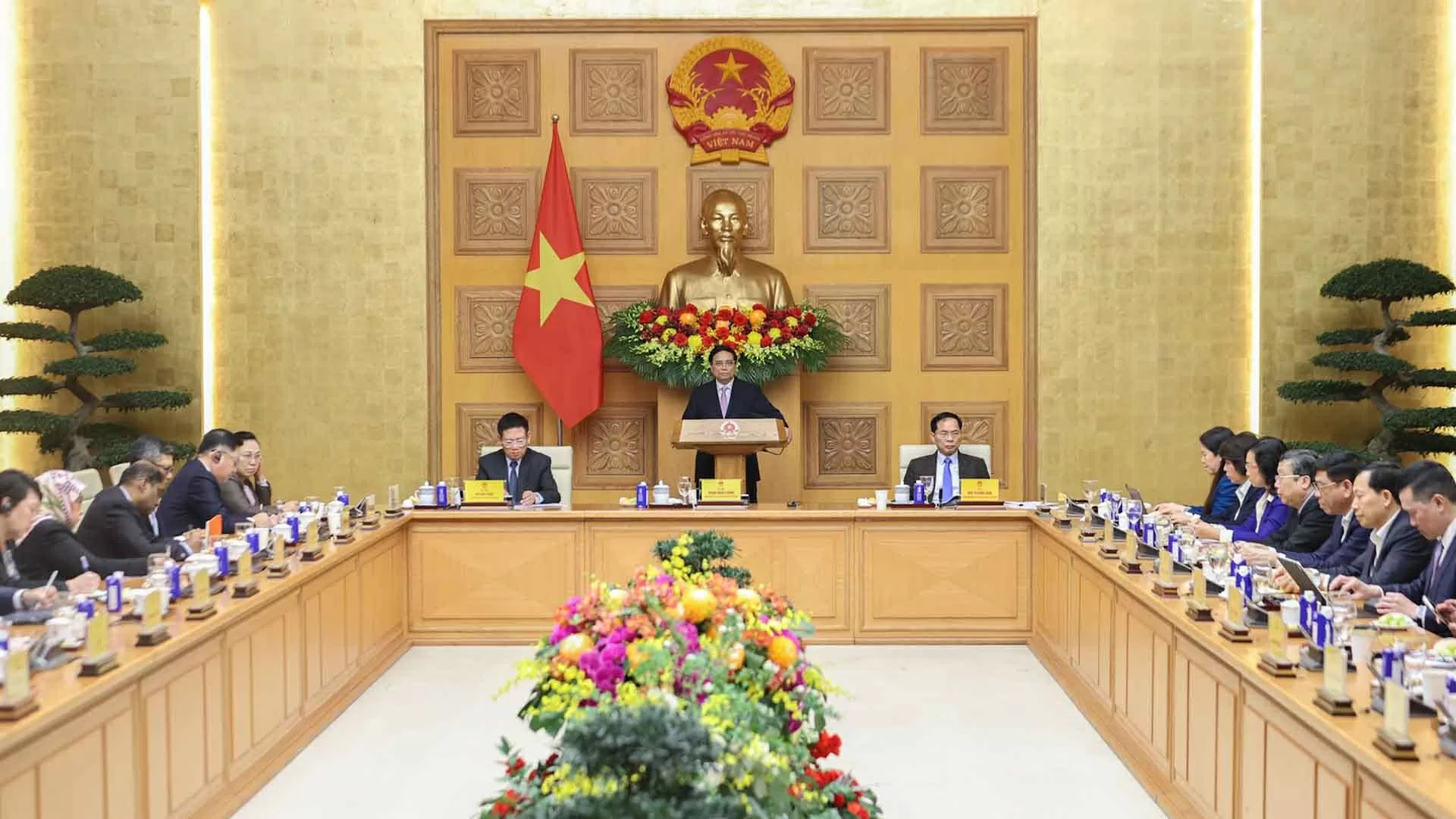 PM Pham Minh Chinh holds dialogue with businesses from ASEAN