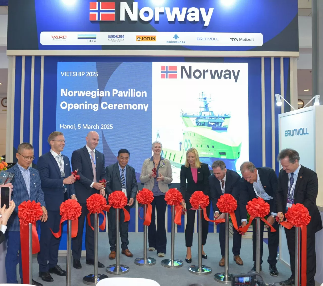 Các đại biểu cắt băng khai mạc. (Nguồn: Đại sứ quán Na Uy tại Việt Nam) Các đại biểu cắt băng khai mạc. (Nguồn: Đại sứ quán Na Uy tại Việt Nam)