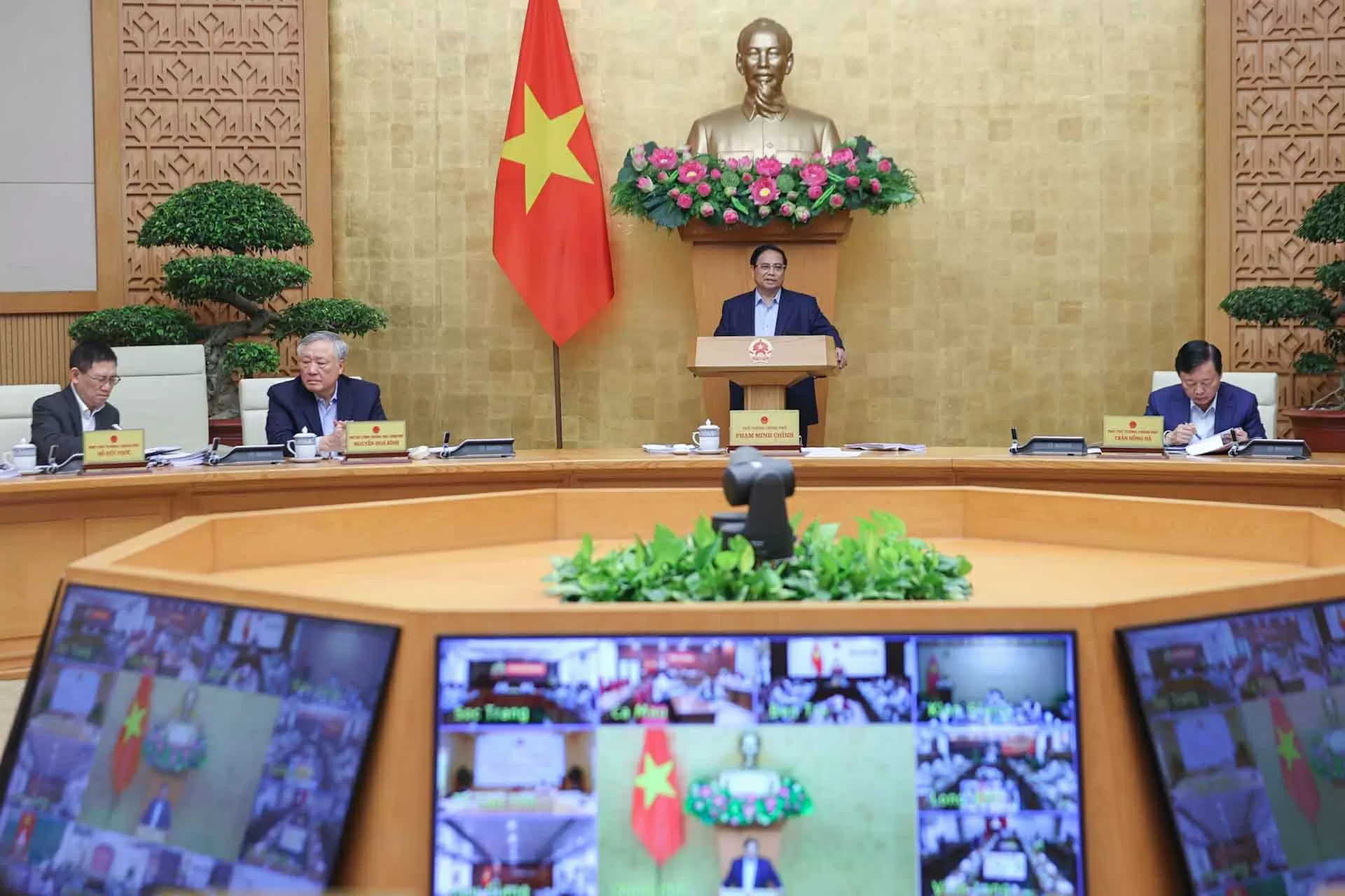 PM urges thorough preparation for administrative unit restructuring