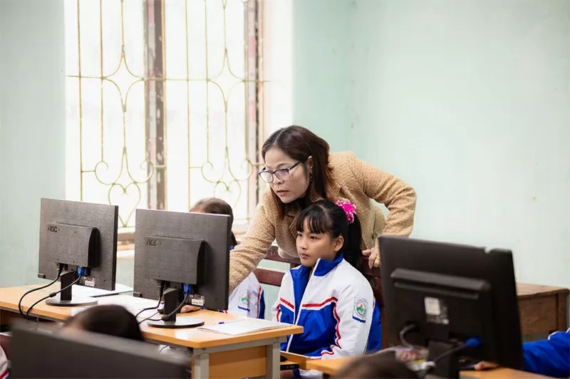 Teachers accompany students in building self-study skills in the digital age.