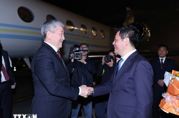 Kyrgyz Prime Minister Kasymaliev arrives in Hanoi, beginning official visit to Vietnam