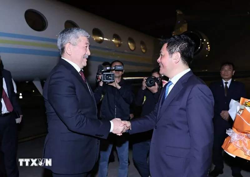 Kyrgyz Prime Minister arrives in Hanoi, beginning official visit to Vietnam