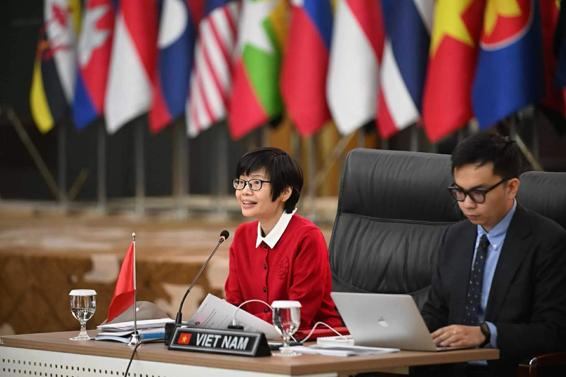 Đại sứ Tôn Thị Ngọc Hương chủ trì cuộc họp lần thứ 75 Nhóm đặc trách Sáng kiến liên kết ASEAN. Đại sứ Tôn Thị Ngọc Hương chủ trì cuộc họp lần thứ 75 Nhóm đặc trách Sáng kiến liên kết ASEAN.