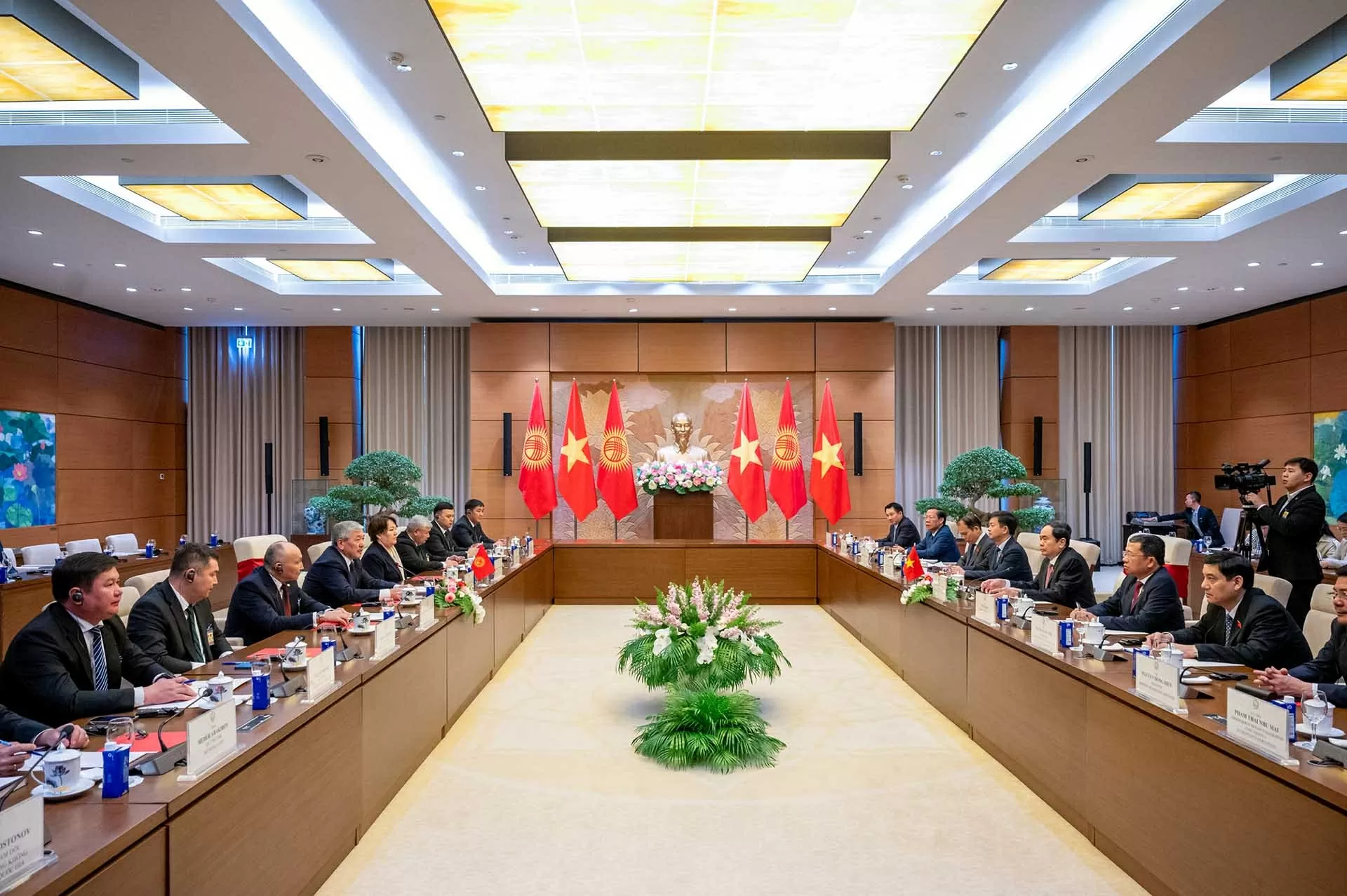 NA Chairman Tran Thanh Man meets with Kyrgyz PM