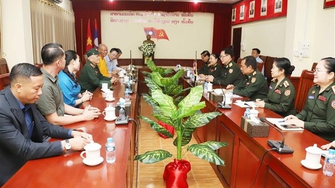 Vietnam presents gifts to sick Lao military personnel, veterans