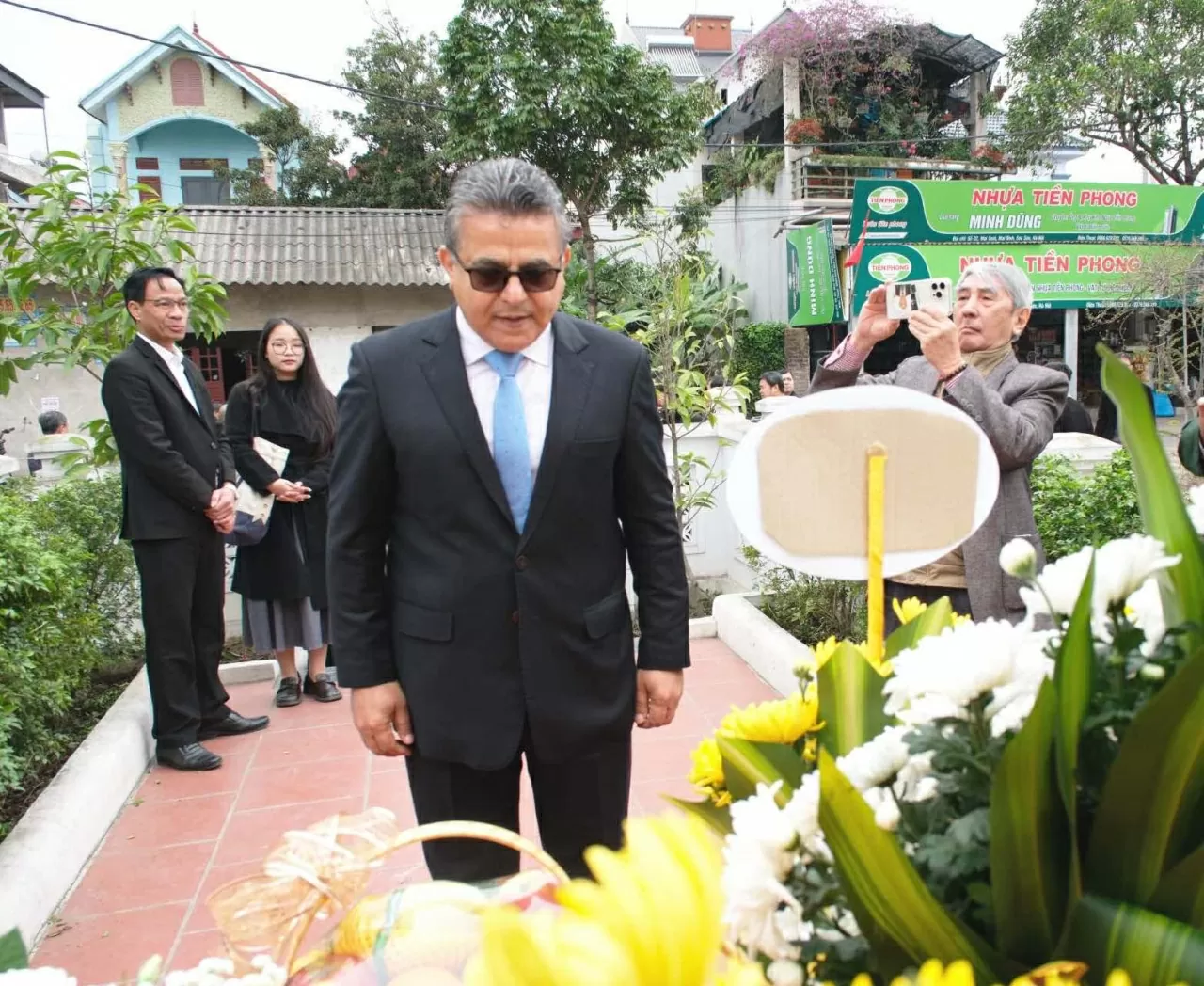 ông Saadi Salaman, Đại sứ Palestine tại Việt Nam, Trưởng đoàn Ngoại giao dâng hương tại Khu tưởng niệm. (Ảnh: Thu Giang) ông Saadi Salaman, Đại sứ Palestine tại Việt Nam, Trưởng đoàn Ngoại giao dâng hương tại Khu tưởng niệm. (Ảnh: Thu Giang)