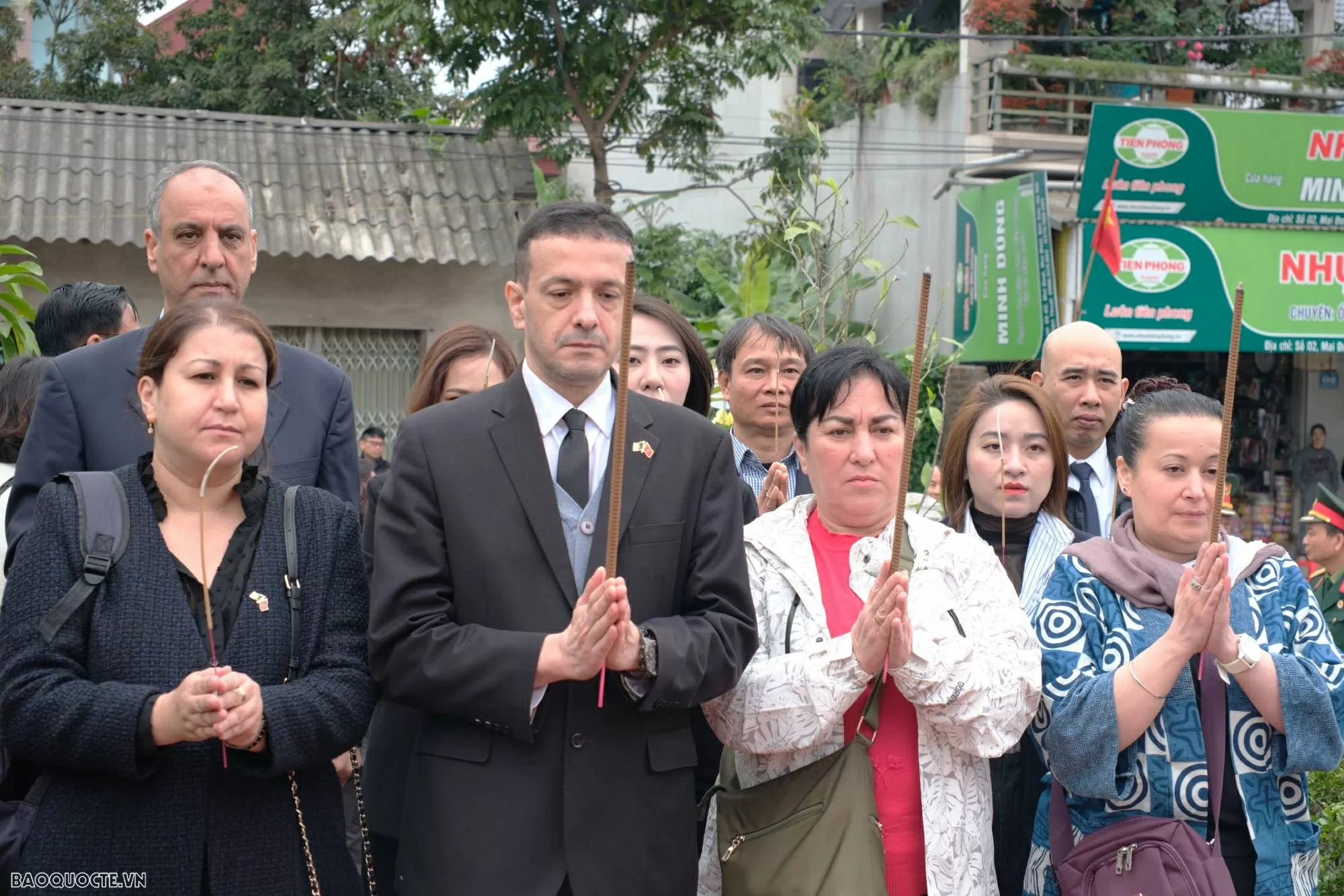 Đoàn Đại sứ quán Algeria tại Việt Nam cùng thân nhân cán bộ Algeria dâng hương tại Khu tưởng niệm. (Ảnh: Thu Giang)