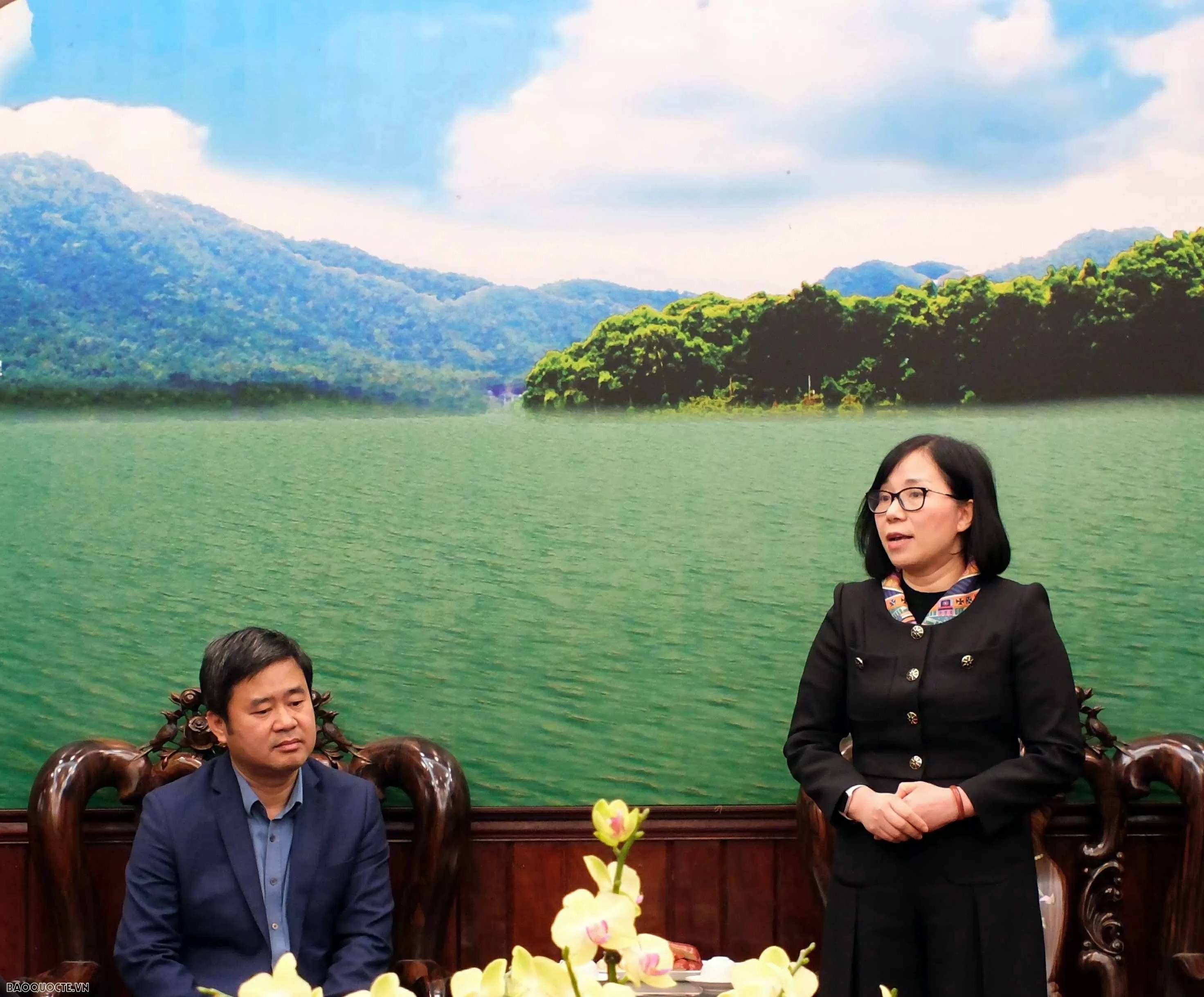 Bà Nguyễn Phương Trà đã gửi lời tri ân và chia sẻ với gia đình thân nhân những liệt sỹ đã hy sinh vì tai nạn máy bay. (Ảnh: Thu Giang) Bà Nguyễn Phương Trà đã gửi lời tri ân và chia sẻ với gia đình thân nhân những liệt sỹ đã hy sinh vì tai nạn máy bay. (Ảnh: Thu Giang)