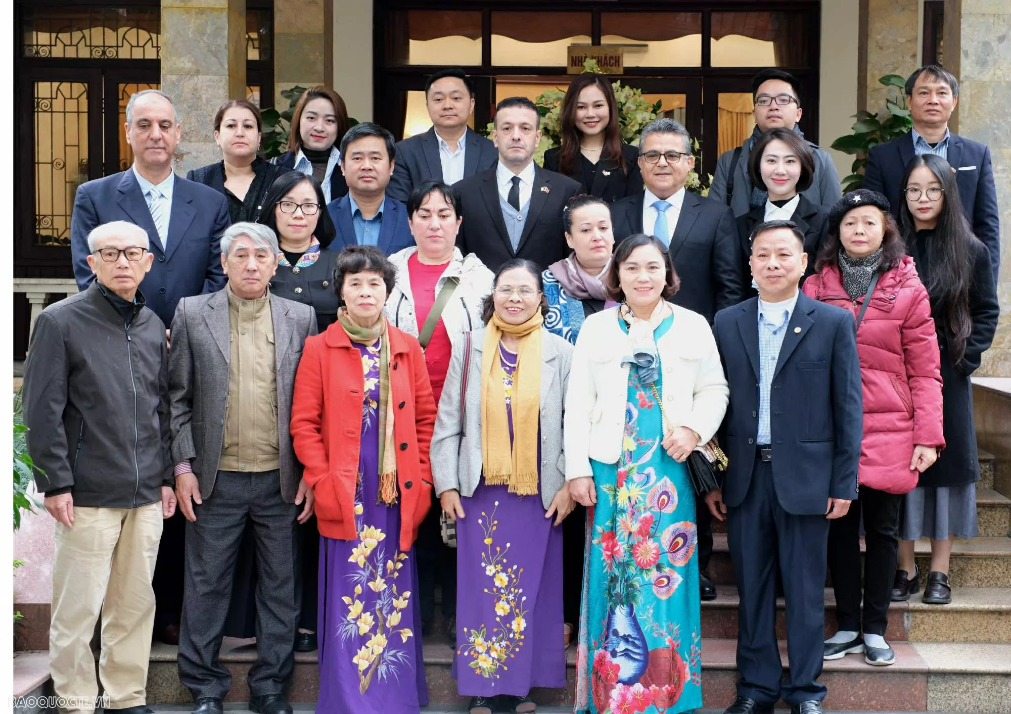 Các đại biểu chụp ảnh lưu niệm. (Ảnh: Thu Giang)