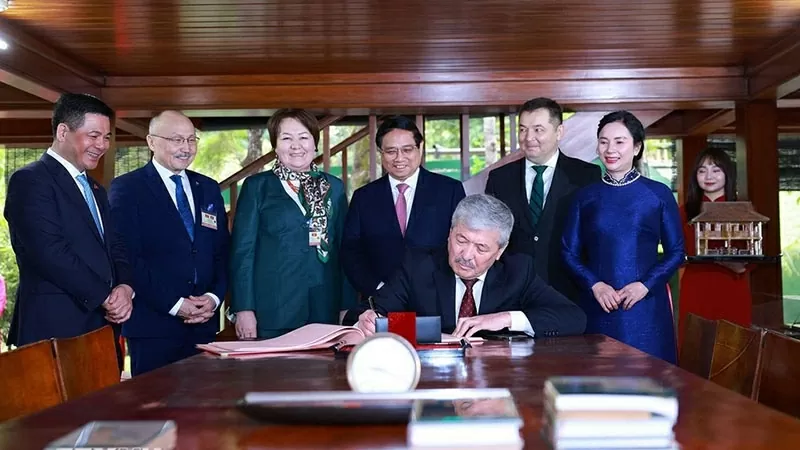 Vietnam, Kyrgyzstan Prime Ministers visit President Ho Chi Minh Relic Site Vietnam, Kyrgyzstan Prime Ministers visit President Ho Chi Minh Relic Site