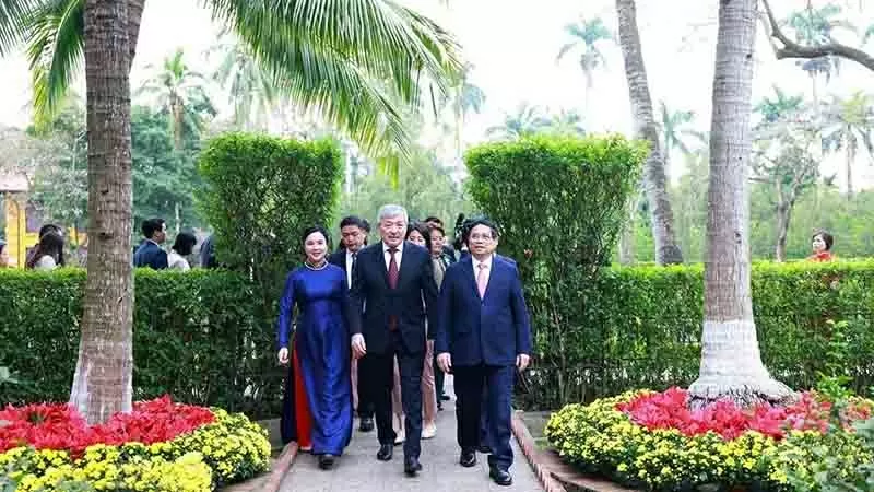 Vietnam, Kyrgyzstan Prime Ministers visit President Ho Chi Minh Relic Site Vietnam, Kyrgyzstan Prime Ministers visit President Ho Chi Minh Relic Site
