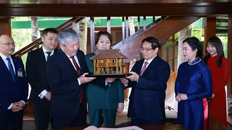Vietnam, Kyrgyzstan Prime Ministers visit President Ho Chi Minh Relic Site Vietnam, Kyrgyzstan Prime Ministers visit President Ho Chi Minh Relic Site