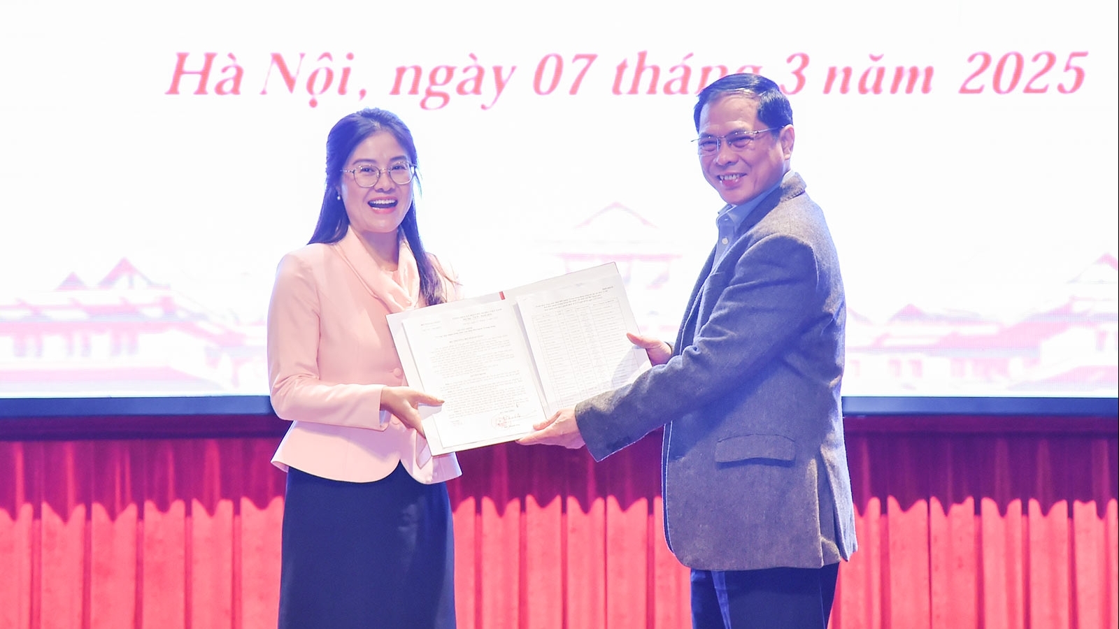 Deputy PM, FM Bui Thanh Son chaired conference to announce decisions on personnel affairs of the Ministry of Foreign Affairs