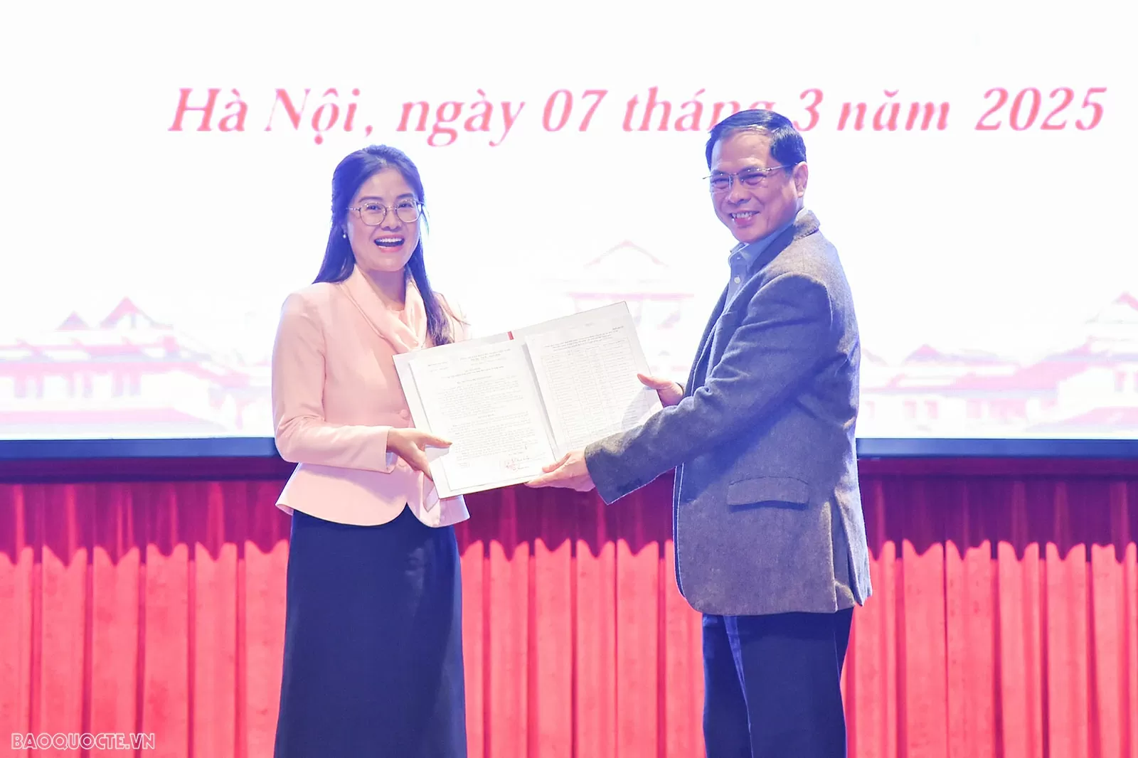 Deputy PM, FM Bui Thanh Son chaired conference to announce decisions on personnel affairs of the Ministry of Foreign Affairs. Deputy PM, FM Bui Thanh Son chaired conference to announce decisions on personnel affairs of the Ministry of Foreign Affairs.