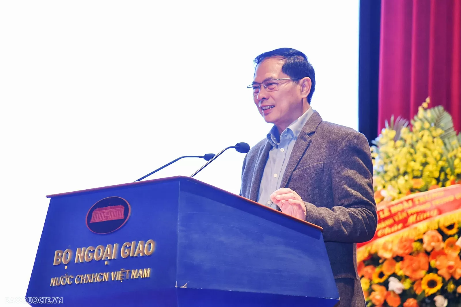 Deputy PM, FM Bui Thanh Son chaired conference to announce decisions on personnel affairs of the Ministry of Foreign Affairs. Deputy PM, FM Bui Thanh Son chaired conference to announce decisions on personnel affairs of the Ministry of Foreign Affairs.