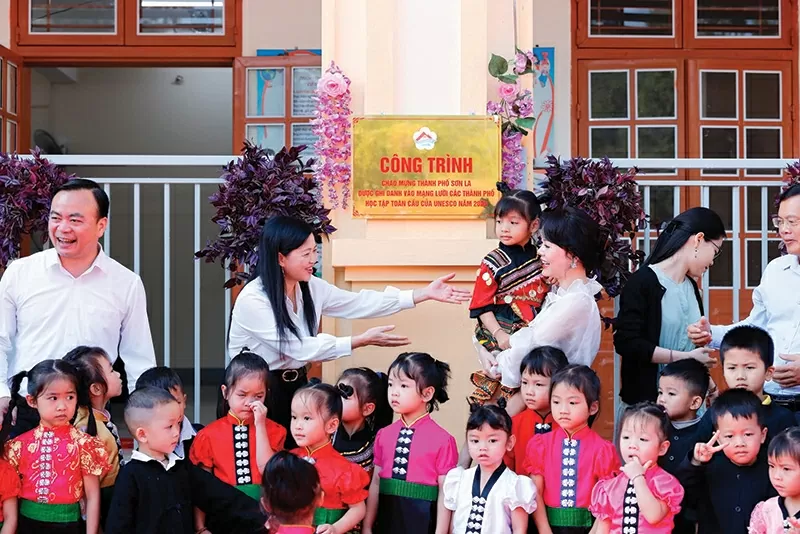 Education expert Tong Lien Anh at the ribbon-cutting ceremony for Chiềng Lề Kindergarten, marking Sơn La City's official membership in the UNESCO Global Network of Learning Cities.