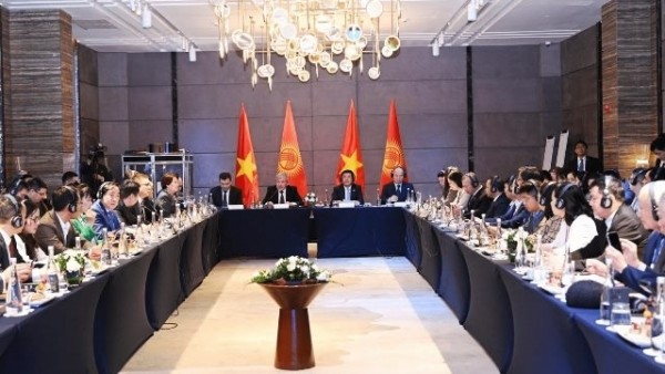 Kyrgyz Prime Minister Adylbek Kasymaliev meets with Vietnamese business community