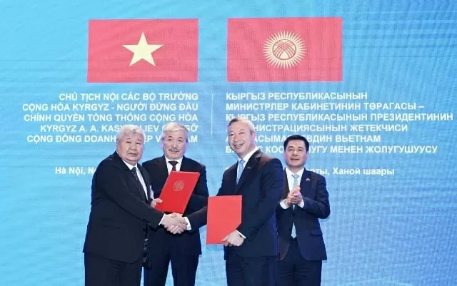Kyrgyz Prime Minister Adylbek Kasymaliev meets with Vietnamese business community