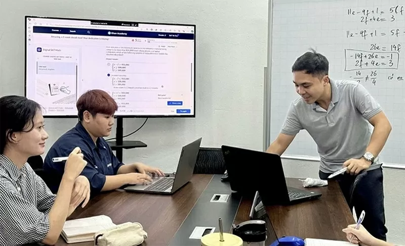 Mr. Phan Minh Duc and the Future Me team discuss the learning roadmap for the Open Class on the Khan Academy platform.