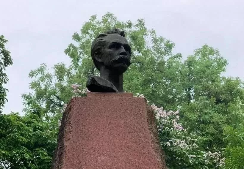The José Martí monument at Tao Dan flower garden in Hanoi. (Photo: VNA)