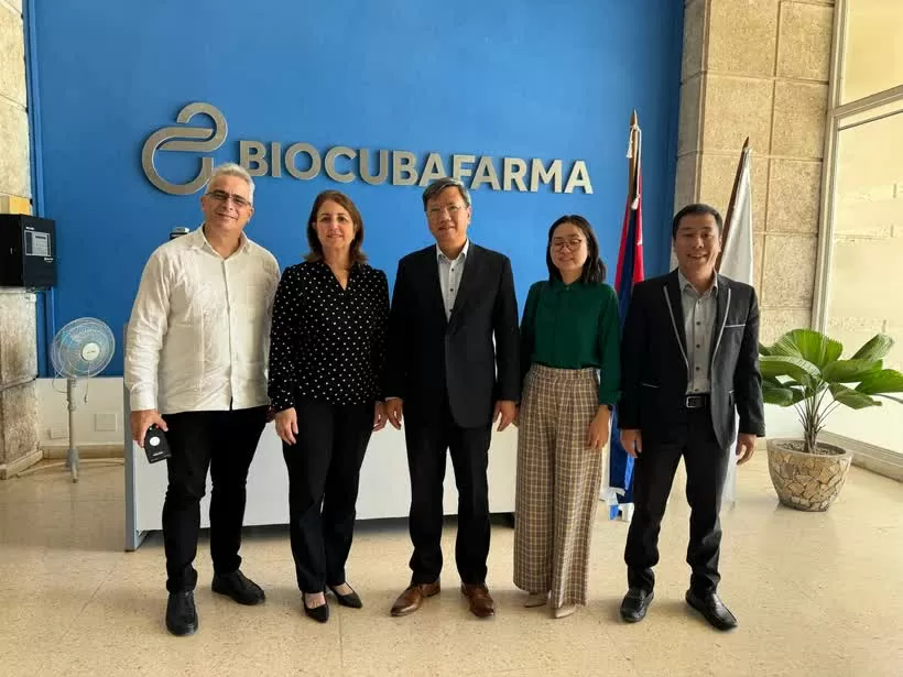 Vietnamese Ambassador to Cuba Le Quang Long and Mayda Mauri Pérez, President of BioCubaFarma and representatives of the embassy and BioCubaFarma (Photo: VNA) Vietnamese Ambassador to Cuba Le Quang Long and Mayda Mauri Pérez, President of BioCubaFarma and representatives of the embassy and BioCubaFarma (Photo: VNA)