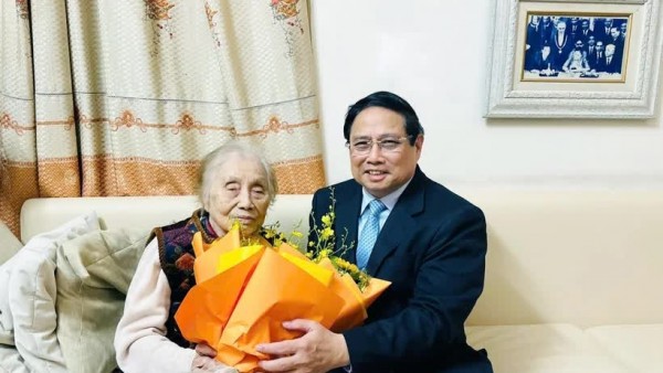 PM pays visit to former Vice President Nguyen Thi Binh