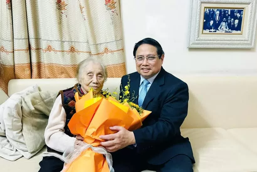 Prime Minister Pham Minh Chinh visits former Vice President Nguyen Thi Binh on March 8. (Photo: VNA) Prime Minister Pham Minh Chinh visits former Vice President Nguyen Thi Binh on March 8. (Photo: VNA)