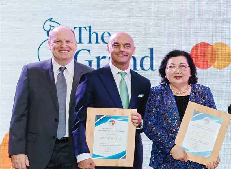 Dr. Thy Binh and the APU Educational Development Group were honoured to receive the Inspiring educational leader with a sustainable vision