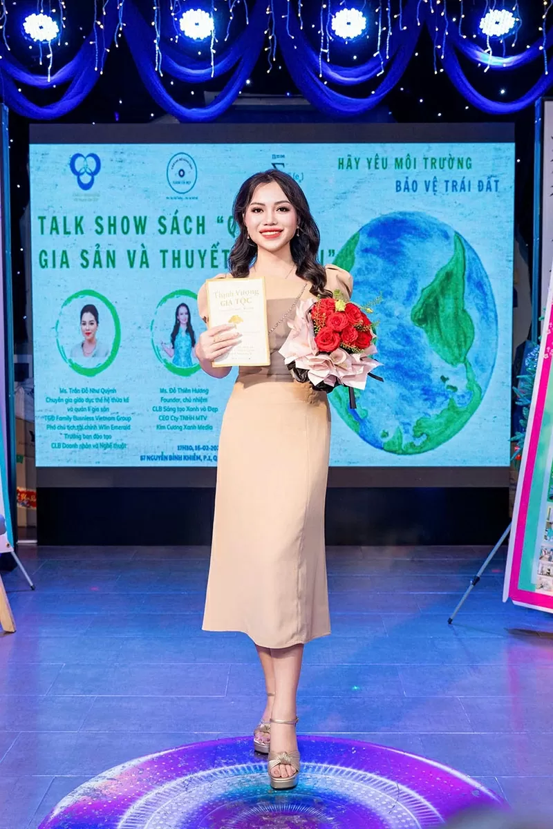 The author shares at the book talkshow about the prosperity of families. The author shares at the book talkshow about the prosperity of families.