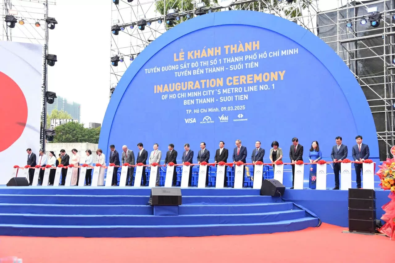 Delegates cut the ribbon to inaugurate the No. 1 metro line. (Source: JICA)