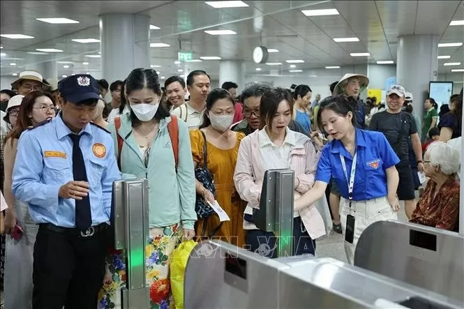 Crowds of people take the train on the official inauguration day of the Metro Line No.1 in HCM City. (Photo: VNA) Crowds of people take the train on the official inauguration day of the Metro Line No.1 in HCM City. (Photo: VNA)