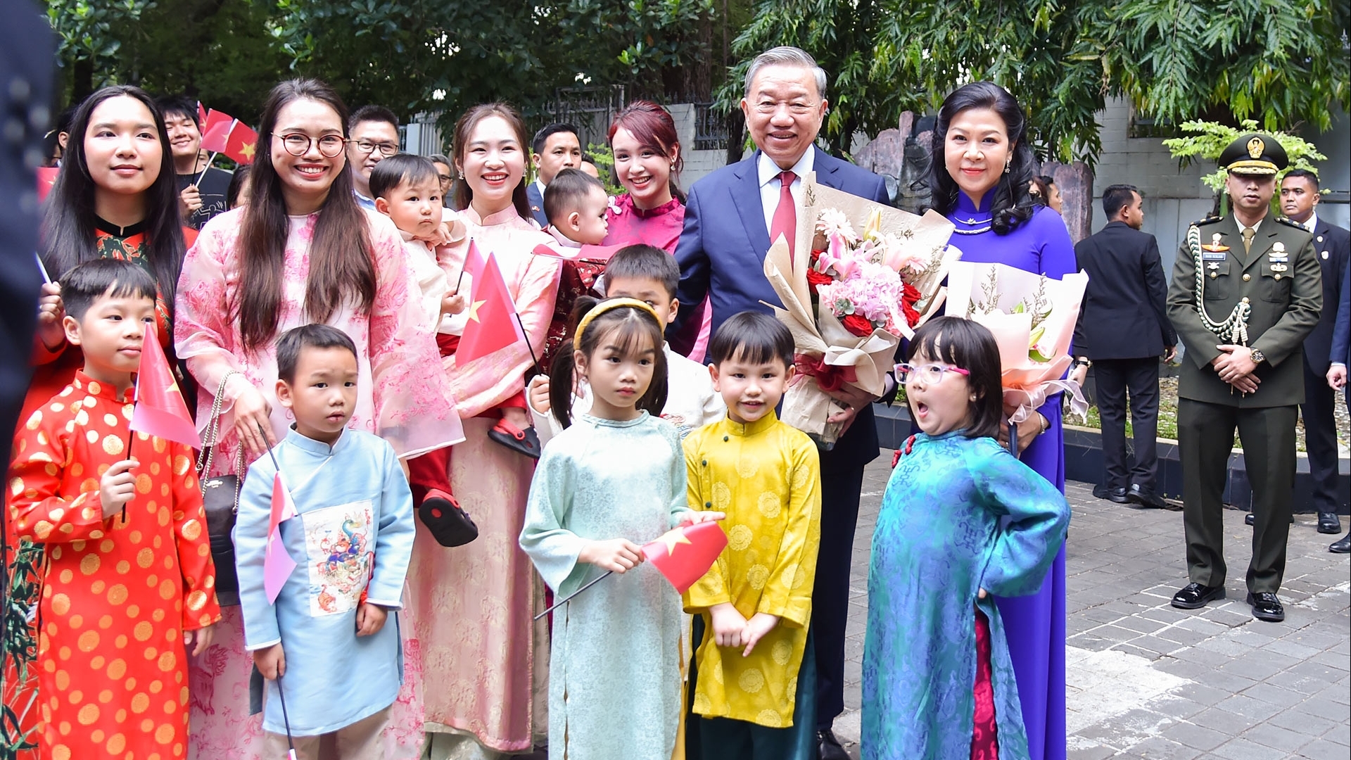 General Secretary To Lam meets Vietnamese community in Indonesia