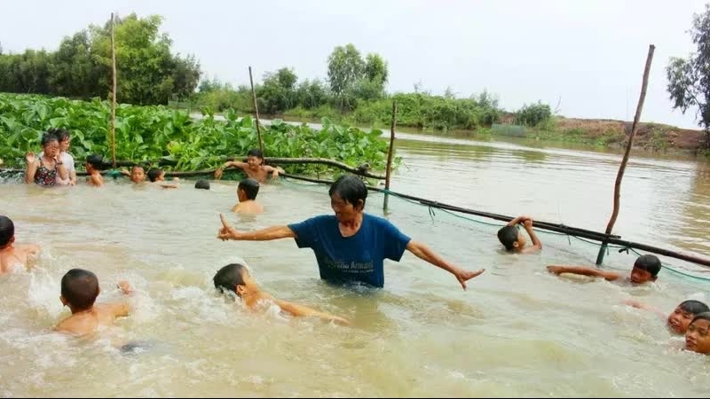 Mekong Delta woman saves lives with wholeheartedly free swimming lessons for decades