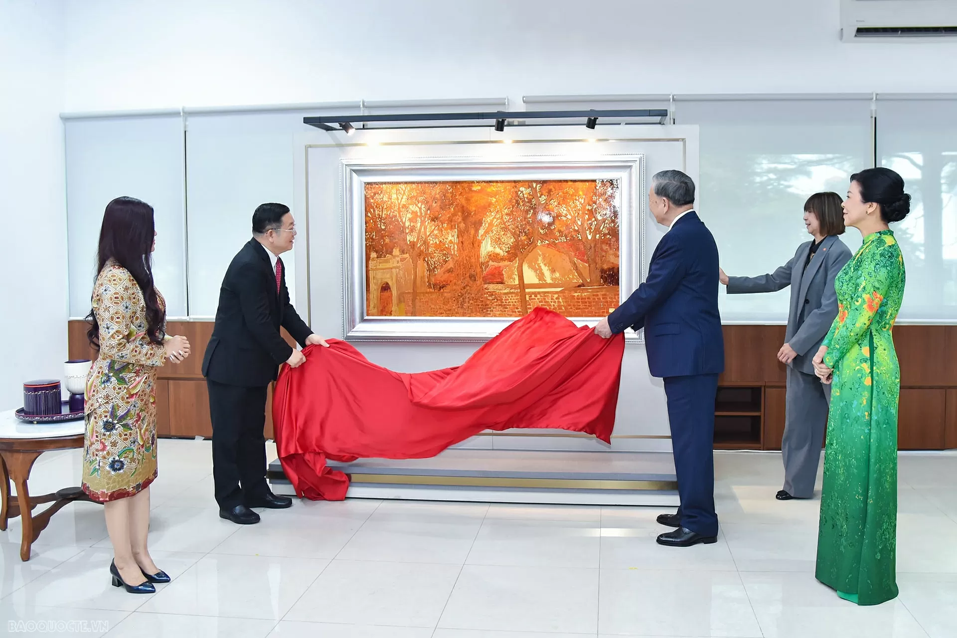 General Secretary To Lam’s Spouse engages in diplomacy, charity in Indonesia