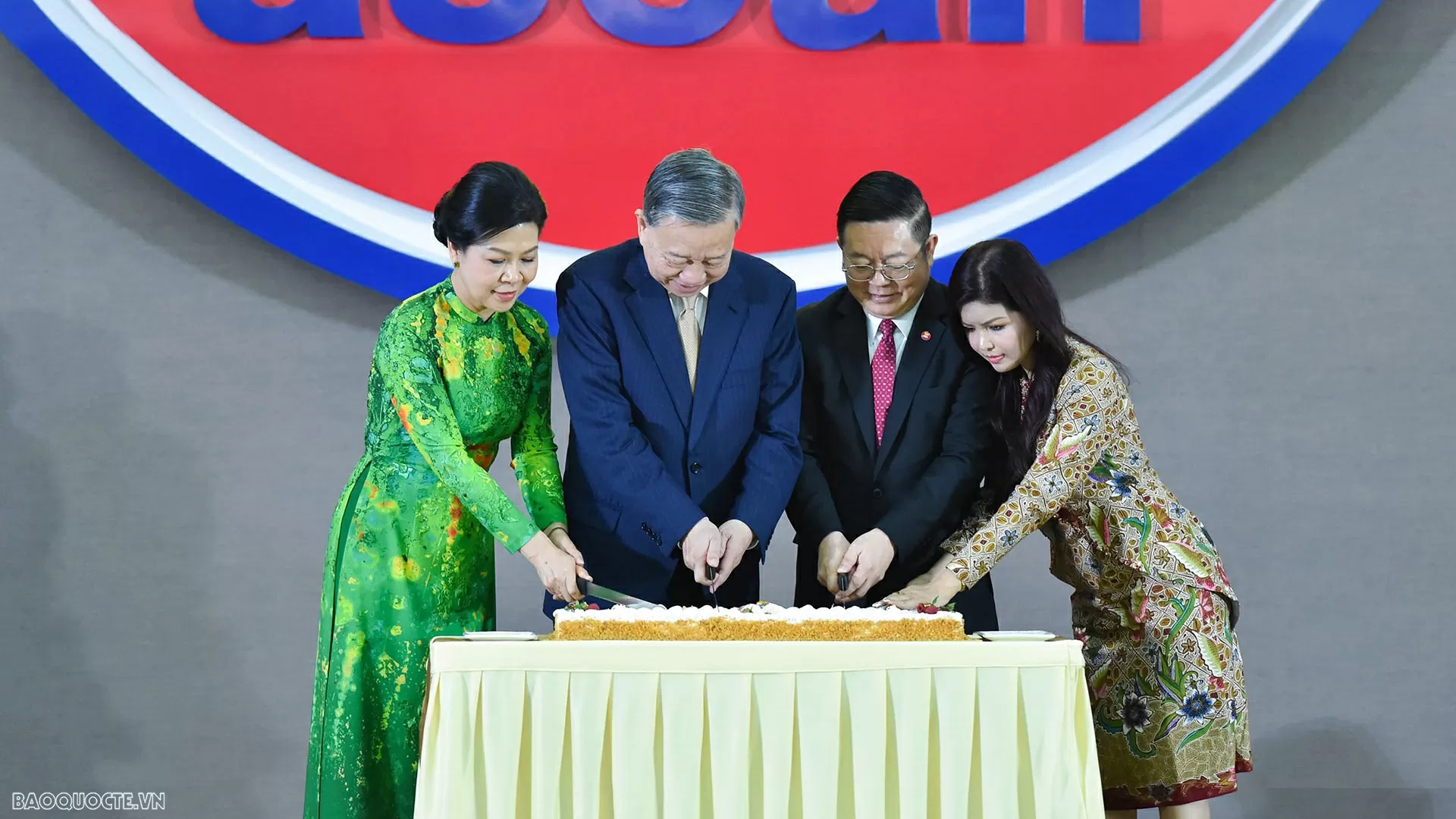 Trong khuôn khổ chuyến thăm cấp Nhà nước Cộng hòa Indonesia, thăm chính thức Ban thư ký ASEAN, sáng 10/3, tại Trụ sở Ban thư ký ASEAN, Tổng Bí thư Tô Lâm và Phu nhân cùng đoàn đại biểu cấp cao Việt Nam đã dự Lễ kỷ niệm 30 năm Việt Nam gia nhập ASEAN và có